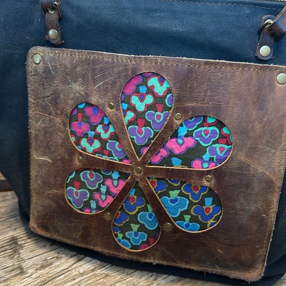 In blue black waxed canvas tote with leather pocket and flower handles - Picture 2 of 6